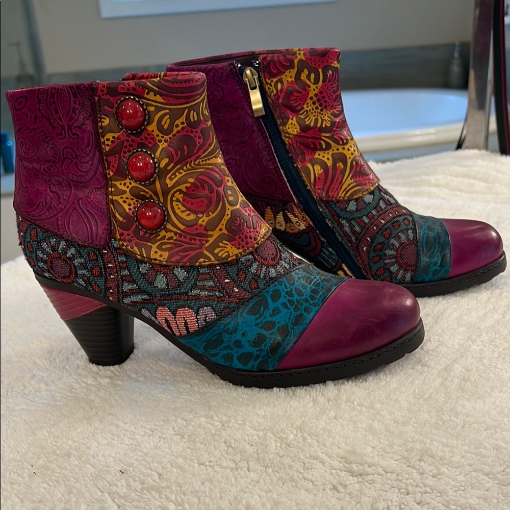 Socofy Purple and Blue 2.5 inch Heeled Boots size 7.5.